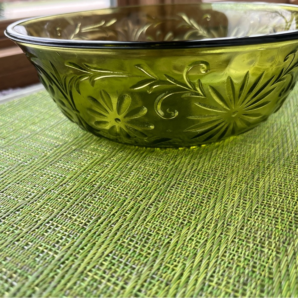 Vintage FTD 1979 Green Glass Bowl with Daisies - 7.5"
This beautiful FTD 1979 - Picture 2 of 6